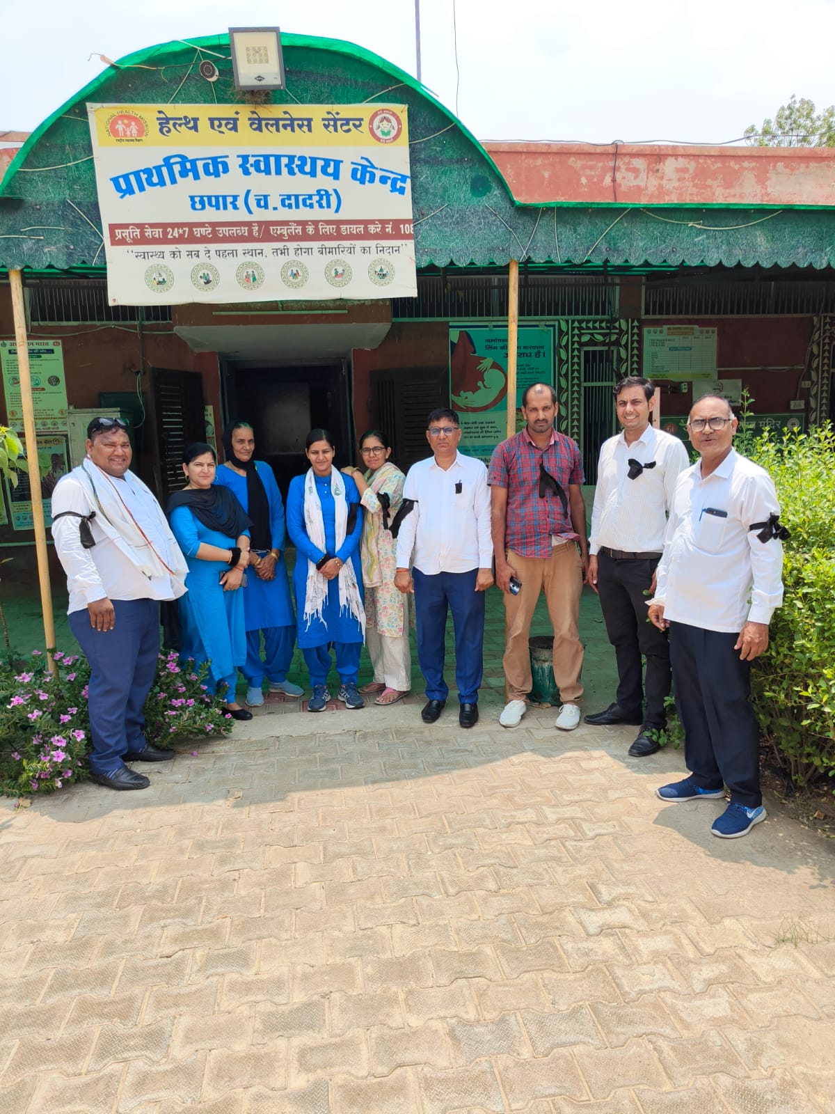 काले बिल्ले लगा रोष जताते हुए। काले बिल्ले लगा रोष जताते हुए।