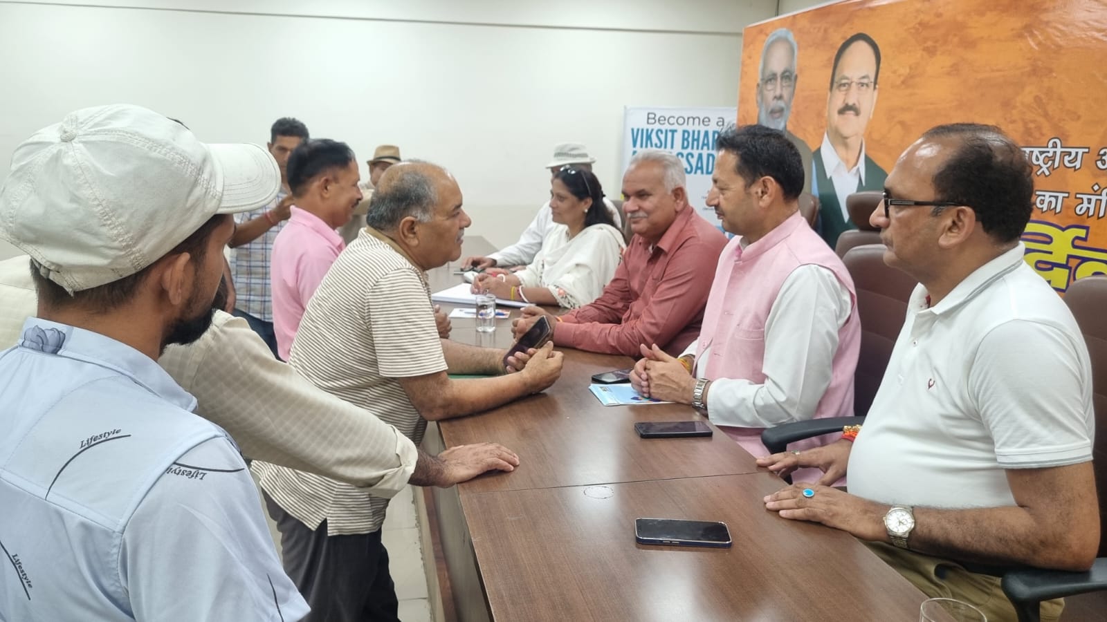भाजपा नेताओं ने प्रदेश मुख्यालय में जनता की शिकायतें सुनी भाजपा नेताओं ने प्रदेश मुख्यालय में जनता की शिकायतें सुनी