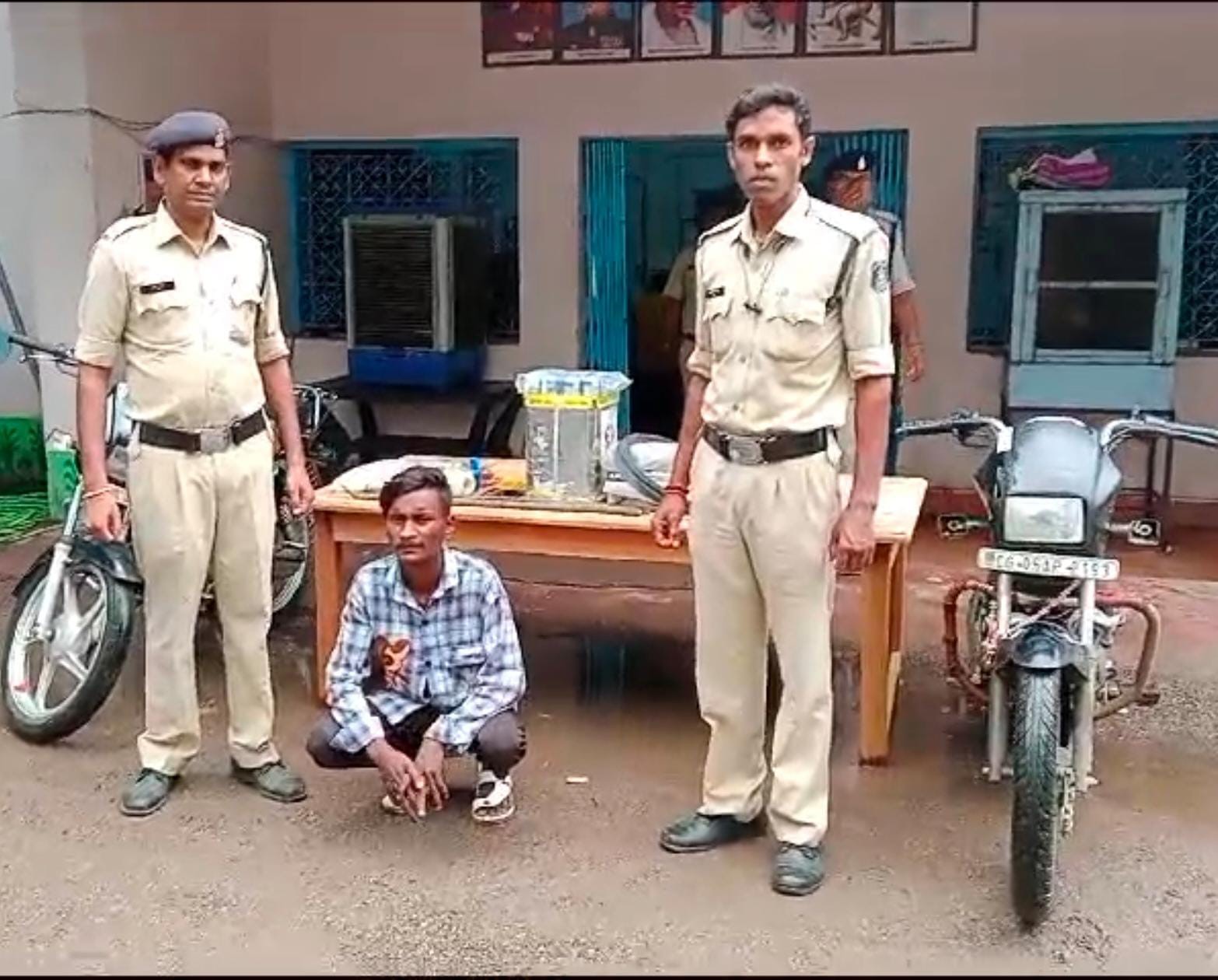 चोरी की सामाग्री के साथ आरोपित गिरफ्तार। चोरी की सामाग्री के साथ आरोपित गिरफ्तार।