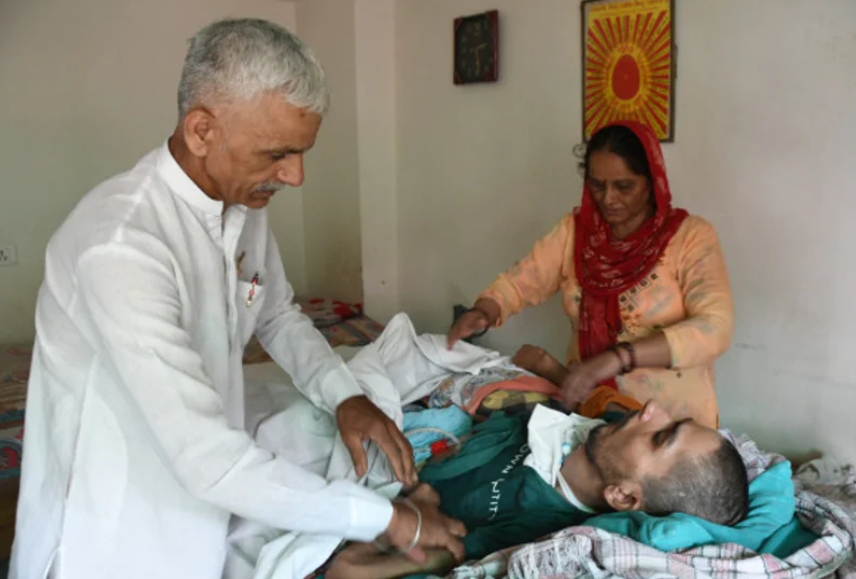 हरीश और मजबूर उसके मां-बाप हरीश और मजबूर उसके मां-बाप