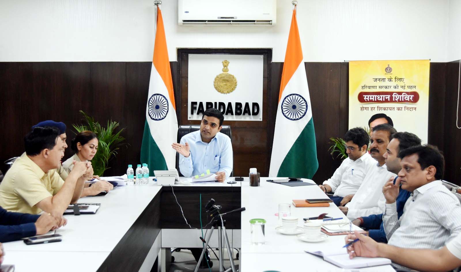 उपायुक्त विक्रम सिंह कांवड यात्रा को लेकर अधिकारियों से मीटिंग करते हुए उपायुक्त विक्रम सिंह कांवड यात्रा को लेकर अधिकारियों से मीटिंग करते हुए