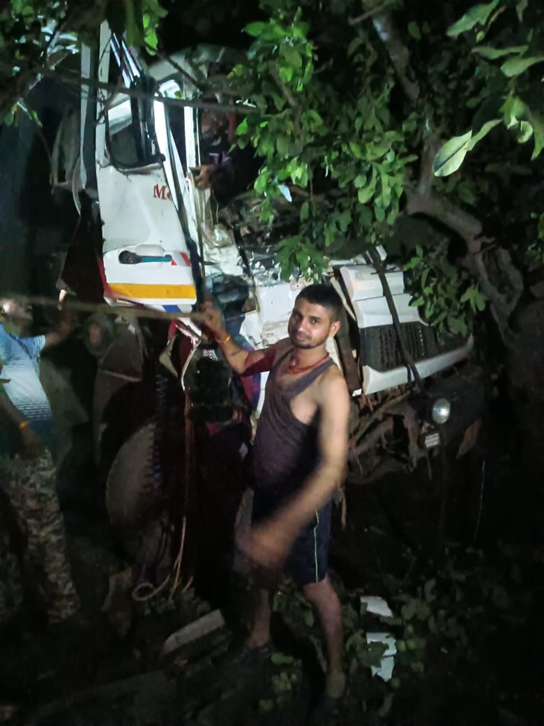 मुजगहन में ट्रक व हाईवा के बीच भिड़ंत के बाद फंसे हाईवा चालक को निकालते हुए एंबुलेंस कर्मचारी। मुजगहन में ट्रक व हाईवा के बीच भिड़ंत के बाद फंसे हाईवा चालक को निकालते हुए एंबुलेंस कर्मचारी।