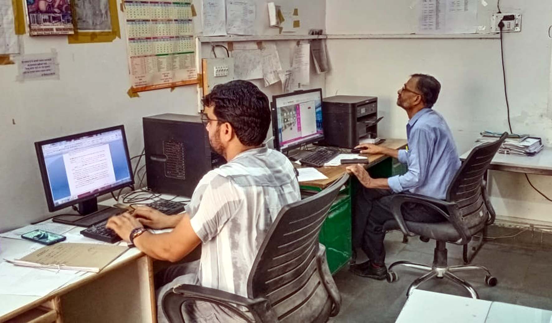 रेलवे से जुड़ी शिकायतों का निरीक्षण करते रेलवे कर्मचारी। रेलवे से जुड़ी शिकायतों का निरीक्षण करते रेलवे कर्मचारी।