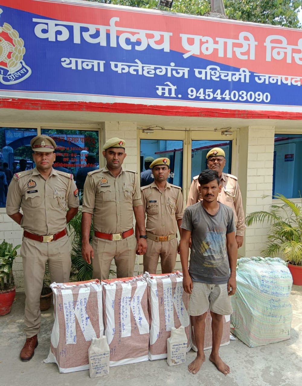 फतेहगंज पश्चिमी पुलिस ने पकड़ी 12 पेटी अवैध शराब। फतेहगंज पश्चिमी पुलिस ने पकड़ी 12 पेटी अवैध शराब।