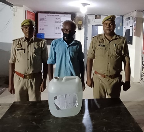 गिरफ्त में अवैध शराब कारोबारी गिरफ्त में अवैध शराब कारोबारी