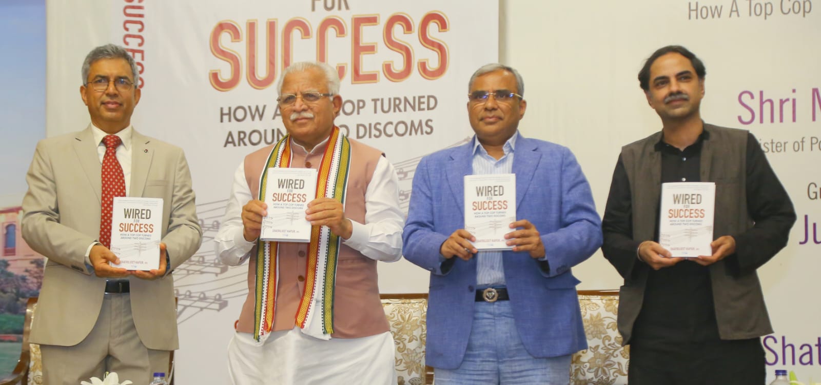 मनोहर लाल खट्टर पुस्तक का विमोचन करते हुए मनोहर लाल खट्टर पुस्तक का विमोचन करते हुए