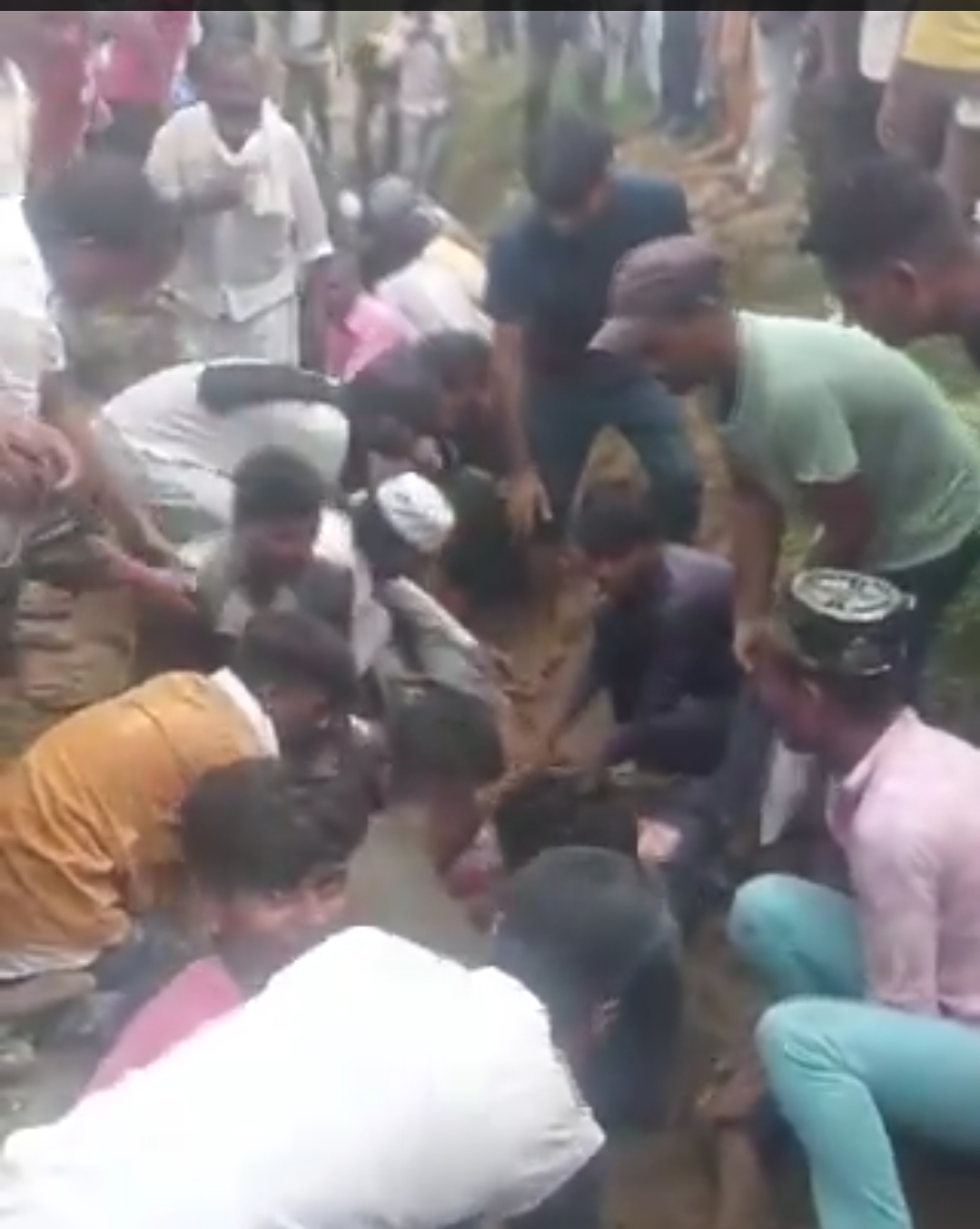 हाई टेंशन लाइन की चपेट में आया ताजिया, एक की मौत, 15 घायल हाई टेंशन लाइन की चपेट में आया ताजिया, एक की मौत, 15 घायल