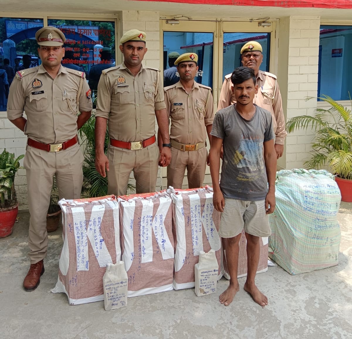 फतेहगंज पश्चिमी पुलिस ने पकड़ी 12 पेटी अवैध शराब। फतेहगंज पश्चिमी पुलिस ने पकड़ी 12 पेटी अवैध शराब।