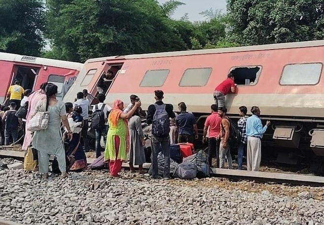 चंडीगढ़-डिब्रूगढ़ एक्सप्रेस के अवपथन के बाद हेल्प लाइन नम्बर जारी चंडीगढ़-डिब्रूगढ़ एक्सप्रेस के अवपथन के बाद हेल्प लाइन नम्बर जारी