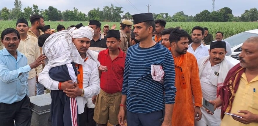 गोंडा में हुए रेल हादसे के तुरंत बाद राहत कार्य में जुटे संघ के स्वयंसेवक गोंडा में हुए रेल हादसे के तुरंत बाद राहत कार्य में जुटे संघ के स्वयंसेवक