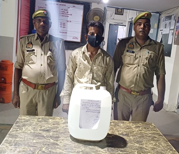 गिरफ्तार अवैध शराब के साथ गिरफ्तार अवैध शराब के साथ