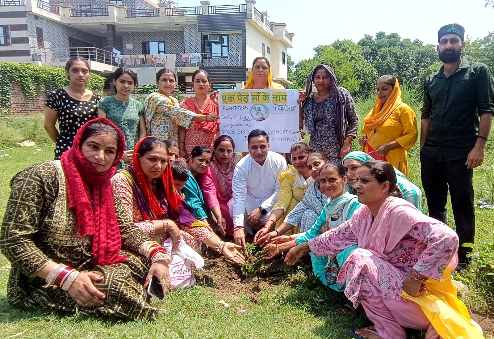 जम्मू में एक पेड़ मां के नाम अभियान की शुरुआत की जम्मू में एक पेड़ मां के नाम अभियान की शुरुआत की