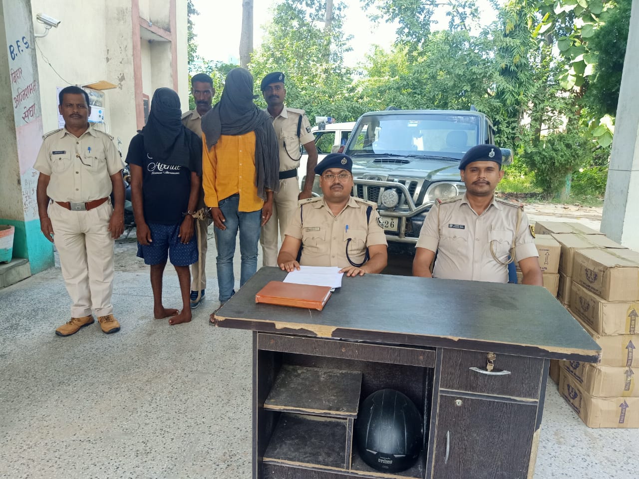 गिरफ्तार शराब कारोबारी व जप्त स्कार्पियो के साथ पुलिस टीम गिरफ्तार शराब कारोबारी व जप्त स्कार्पियो के साथ पुलिस टीम