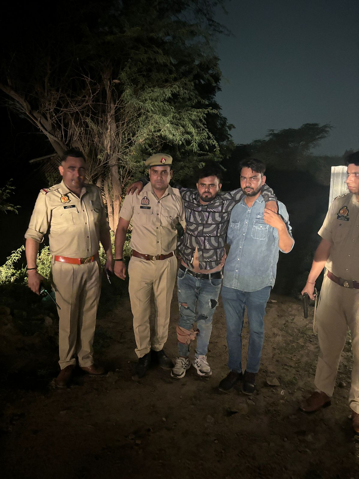 पुलिस गिरफ्त में घायल बदमाश शादाब