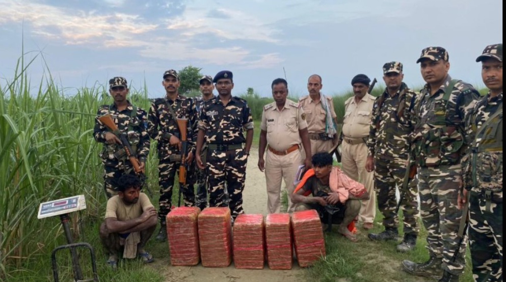 एसएसबी व पुलिस की गिरफ्त में दोनो तस्कर व बरामद गांजा एसएसबी व पुलिस की गिरफ्त में दोनो तस्कर व बरामद गांजा