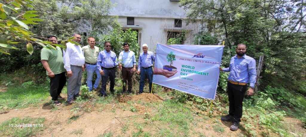 जे.एस.डब्ल्यू. ने किया वृक्षारोपण जे.एस.डब्ल्यू. ने किया वृक्षारोपण