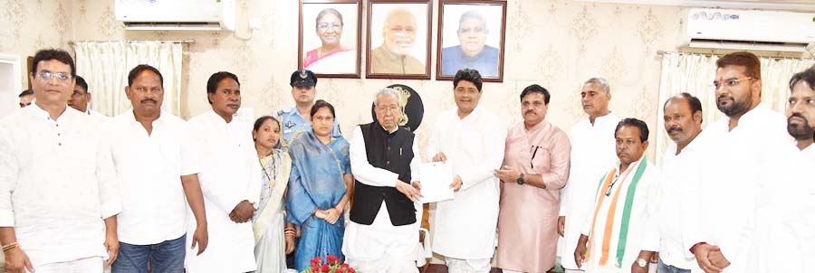 राज्यपाल हरिचंदन को पार्षद प्रतिनिधिमंडल ने की मुलाकात। राज्यपाल हरिचंदन को पार्षद प्रतिनिधिमंडल ने की मुलाकात।