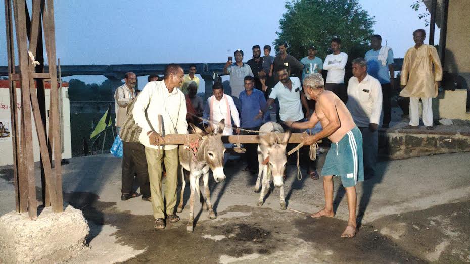 मंदसौर से रूठा मानसून अब तक तेज बारिष का इंतजार, टोने टोटकों और प्रार्थनाओं का दौर जारी मंदसौर से रूठा मानसून अब तक तेज बारिष का इंतजार, टोने टोटकों और प्रार्थनाओं का दौर जारी