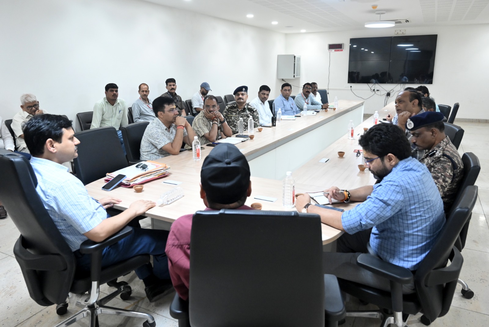 सावन के पहले सोमवार को लेकर कमिश्नर की बैठक:फोटो बच्चा गुप्ता सावन के पहले सोमवार को लेकर कमिश्नर की बैठक:फोटो बच्चा गुप्ता