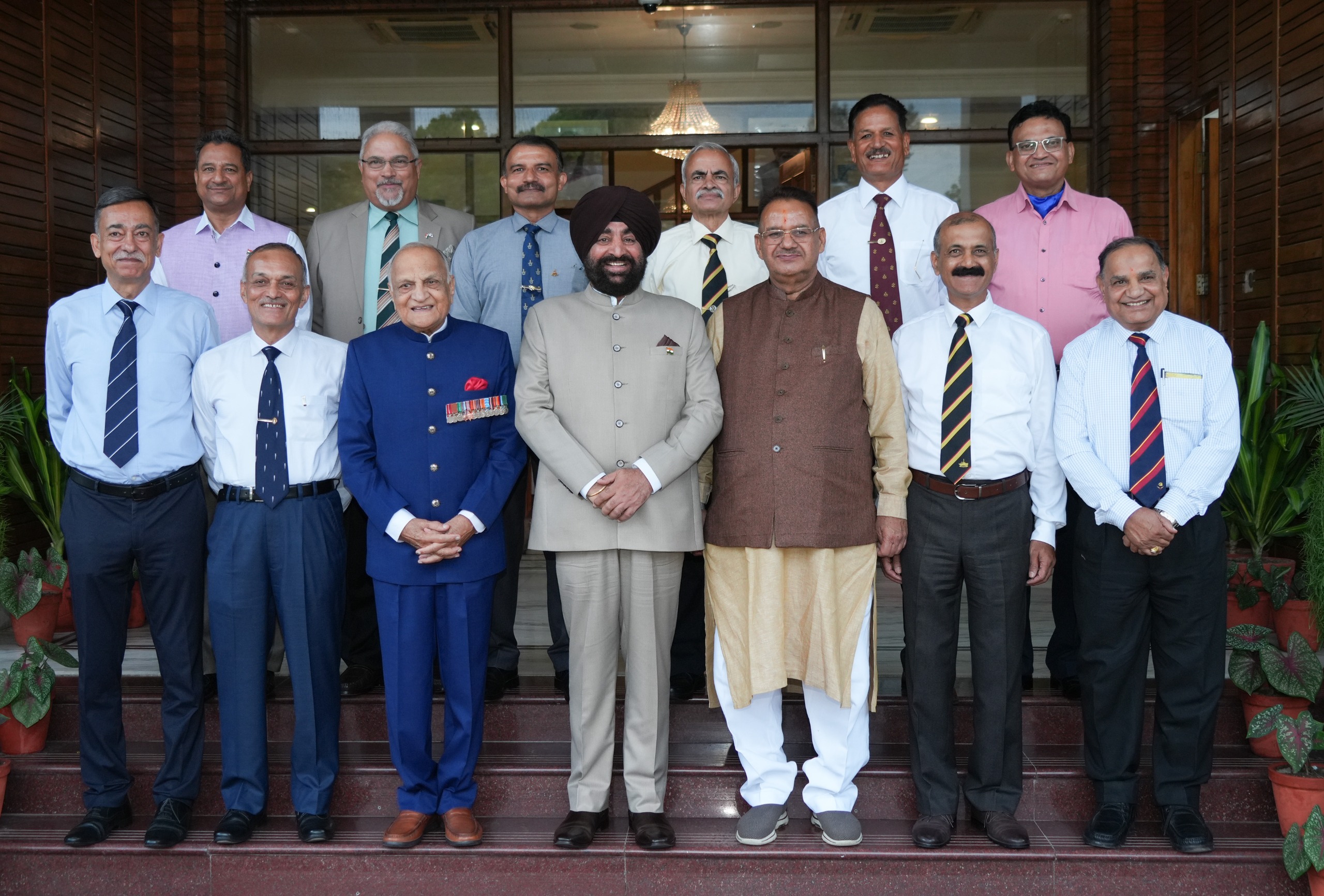 राजभवन में राज्यपाल से पूर्व सैनिक अधिकारी मंत्री गणेश जोशी के साथ भेंट करते हुए। राजभवन में राज्यपाल से पूर्व सैनिक अधिकारी मंत्री गणेश जोशी के साथ भेंट करते हुए।
