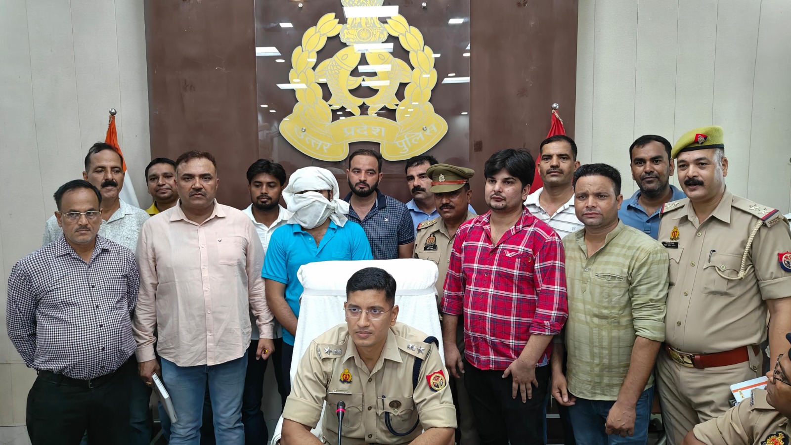 पुलिस अधीक्षक के साथ बच्चे को बरामद करने वाली टीम व गिरफ्तार अभियुक्त पुलिस अधीक्षक के साथ बच्चे को बरामद करने वाली टीम व गिरफ्तार अभियुक्त