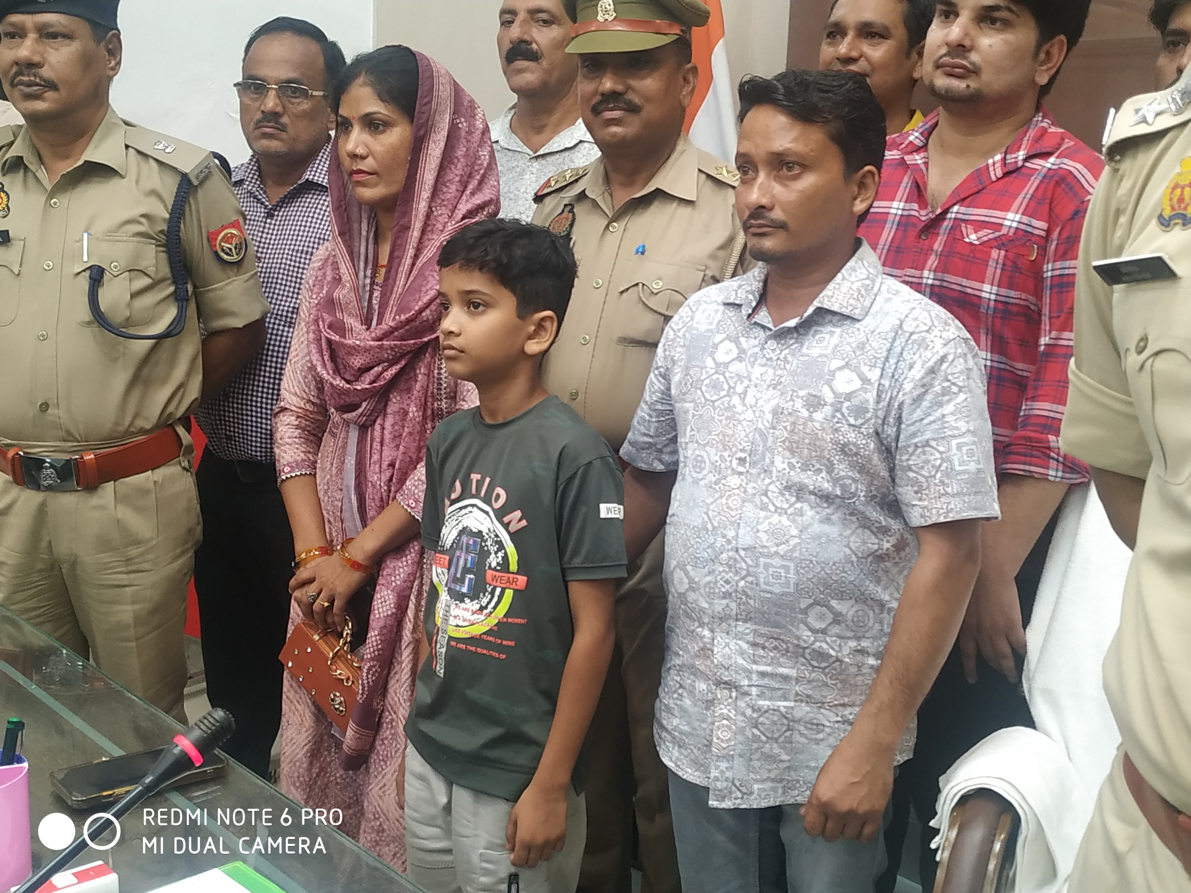 सकुशल बरामद किया गया बच्चा शशांक अपने परिजनों के साथ सकुशल बरामद किया गया बच्चा शशांक अपने परिजनों के साथ