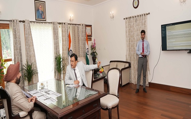 ग्राफिक एरा हिल यूनिवर्सिटी के कुलपति प्रो.संजय जसोला राजभवन में डैशबोर्ड के संबंध में प्रस्तुतीकरण देते हुए। ग्राफिक एरा हिल यूनिवर्सिटी के कुलपति प्रो.संजय जसोला राजभवन में डैशबोर्ड के संबंध में प्रस्तुतीकरण देते हुए।