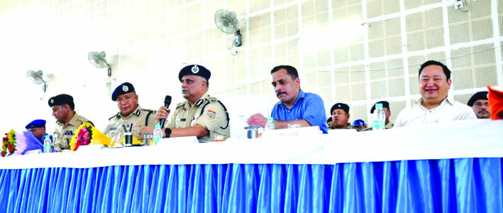 ब्रीफिंग के दौरान ब्रीफिंग के दौरान