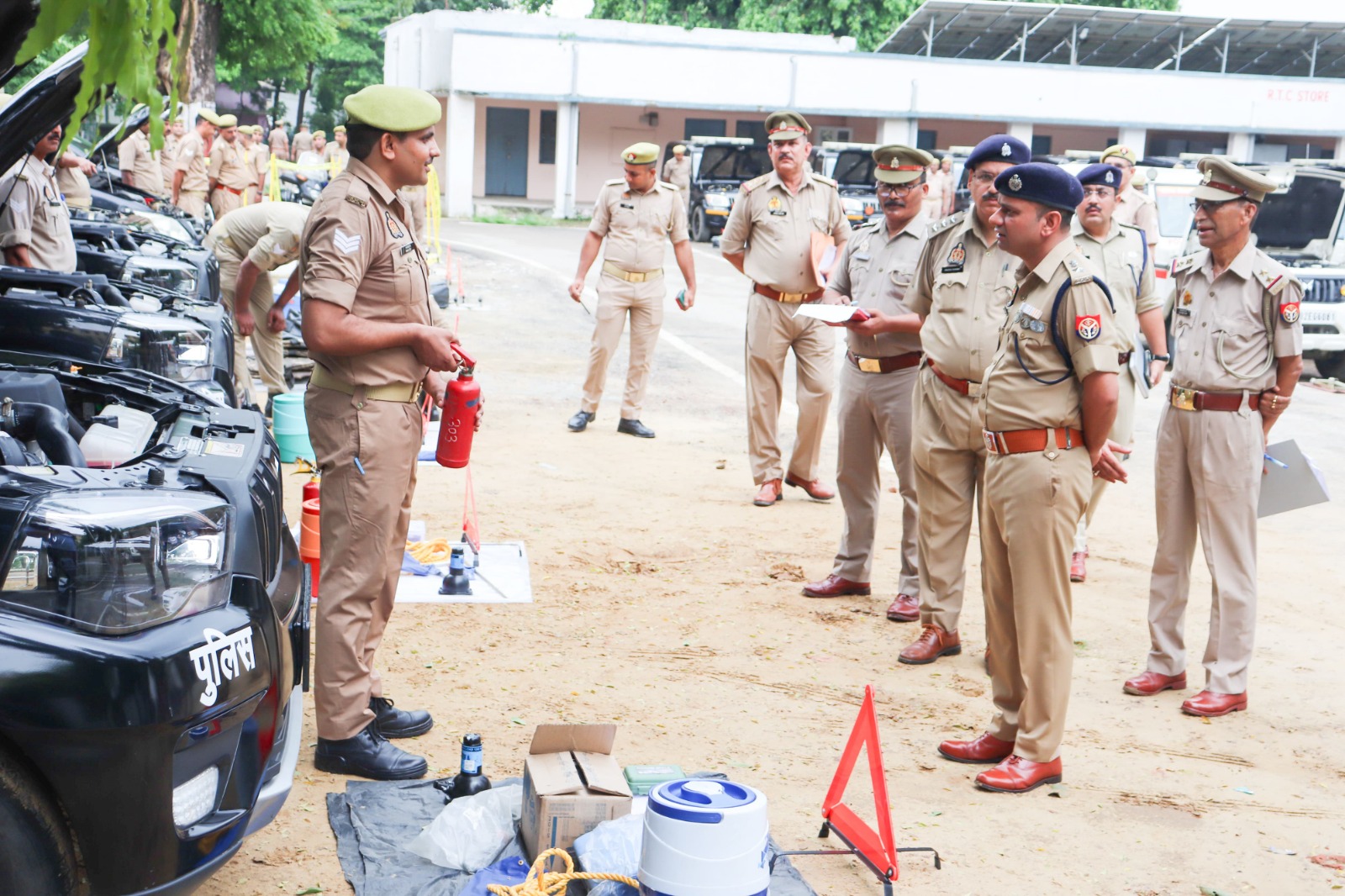 पुलिस लाइंस और साप्ताहिक परेड का निरीक्षण करते व वाहनों को चेकर करते एसएसपी सतपाल अंतिल। पुलिस लाइंस और साप्ताहिक परेड का निरीक्षण करते व वाहनों को चेकर करते एसएसपी सतपाल अंतिल।