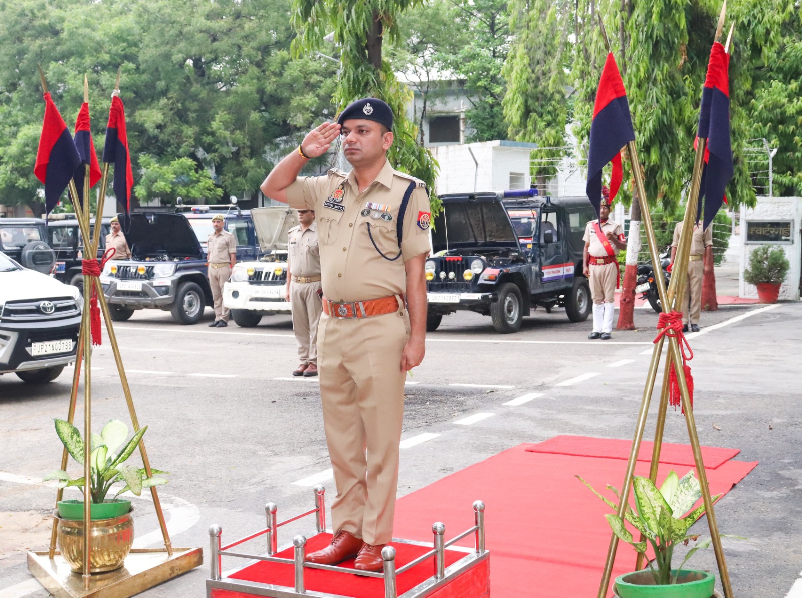 पुलिस लाइंस और साप्ताहिक परेड का निरीक्षण करते व वाहनों को चेकर करते एसएसपी सतपाल अंतिल। पुलिस लाइंस और साप्ताहिक परेड का निरीक्षण करते व वाहनों को चेकर करते एसएसपी सतपाल अंतिल।