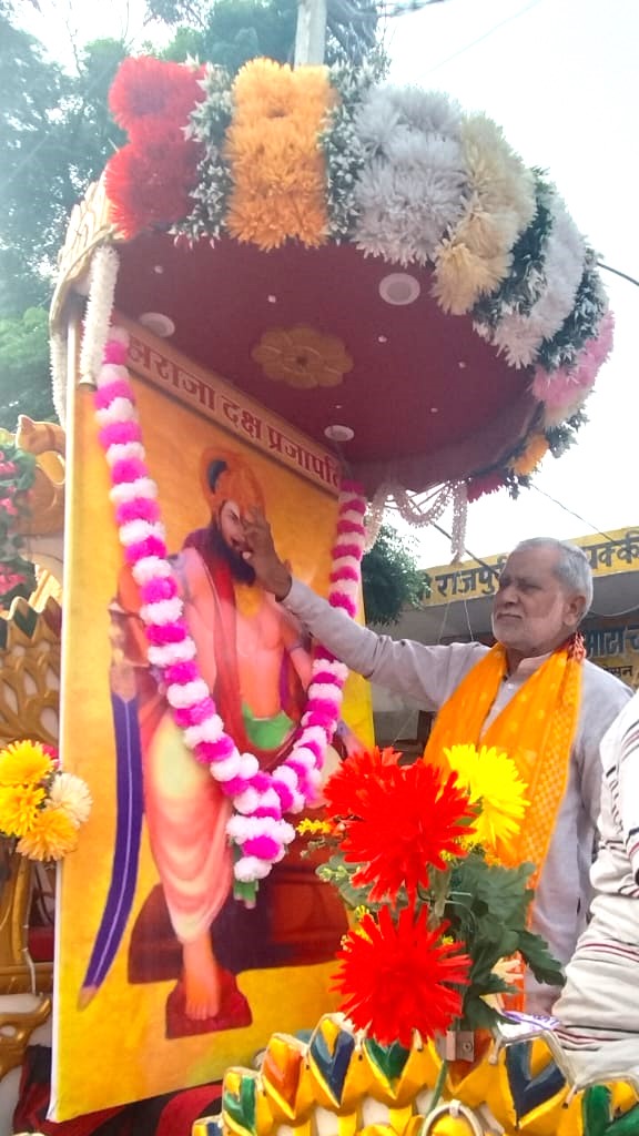 दक्ष प्रजापति जयंती का शुभारंभ करते हुए कैथल के विधायक भाई लीलाराम व अन्य गण मान्य व्यक्ति