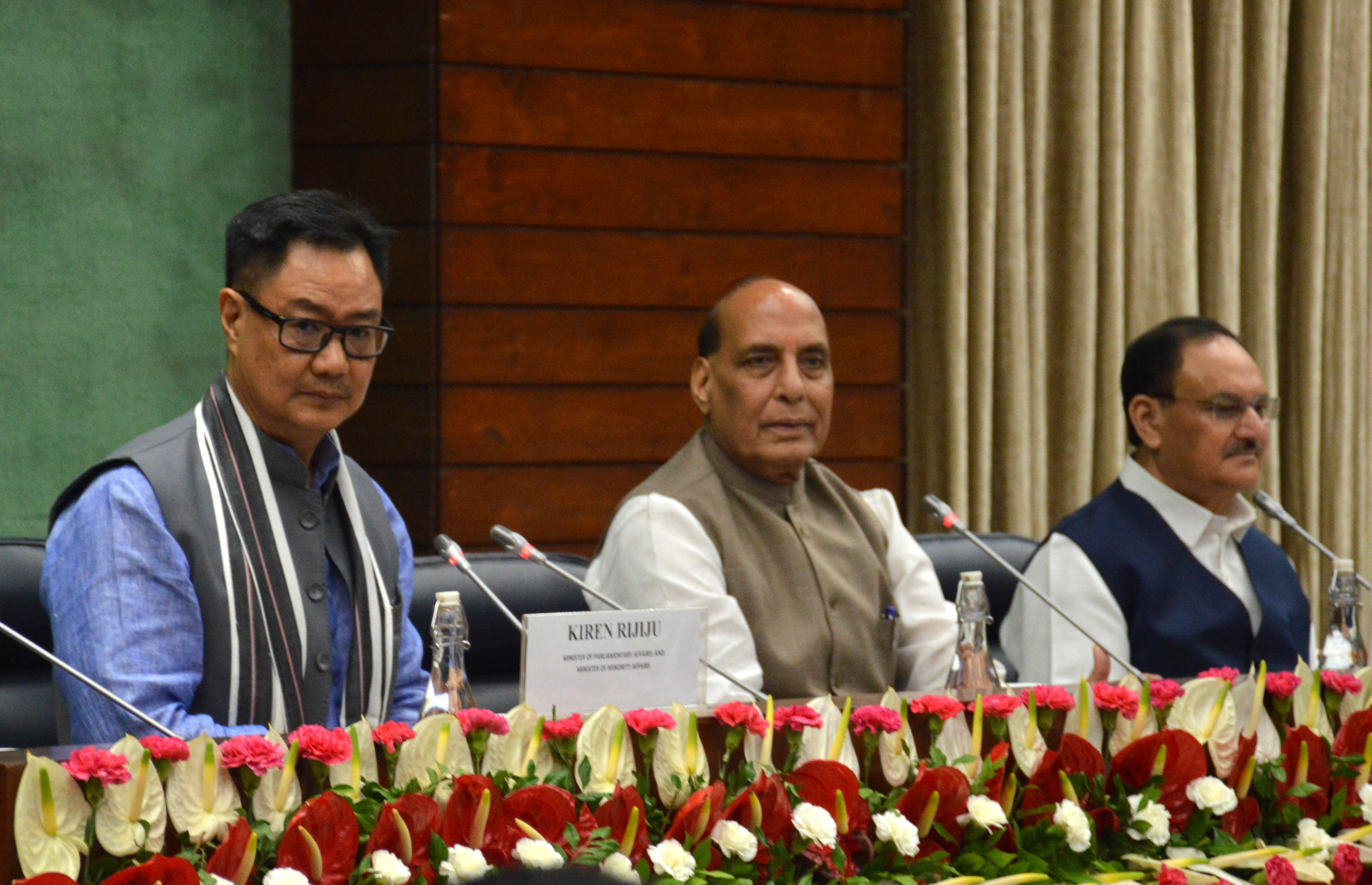 नई दिल्ली में संसद भवन में रविवार को बजट सत्र से पहले सर्वदलीय बैठक के दौरान रक्षा मंत्री राजनाथ सिंह, स्वास्थ्य मंत्री जे पी नड्डा, संसदीय कार्य मंत्री किरेन रिजिजू। नई दिल्ली में संसद भवन में रविवार को बजट सत्र से पहले सर्वदलीय बैठक के दौरान रक्षा मंत्री राजनाथ सिंह, स्वास्थ्य मंत्री जे पी नड्डा, संसदीय कार्य मंत्री किरेन रिजिजू।