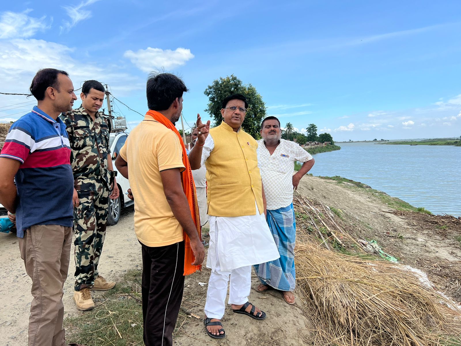 जायजा लेते विधायक जायजा लेते विधायक