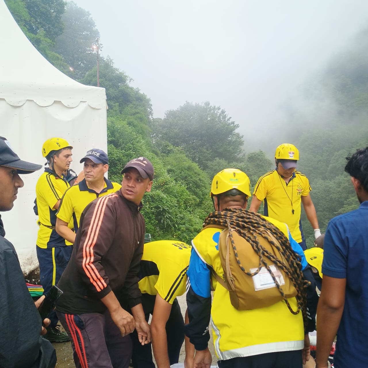 केदारनाथ मार्ग पर एसडीआरएफ रेस्क्यू करती। केदारनाथ मार्ग पर एसडीआरएफ रेस्क्यू करती।