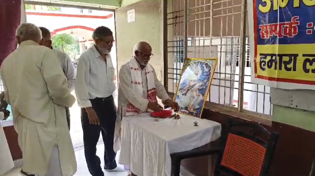 सरस्वती पूजन करते हुए सरस्वती पूजन करते हुए