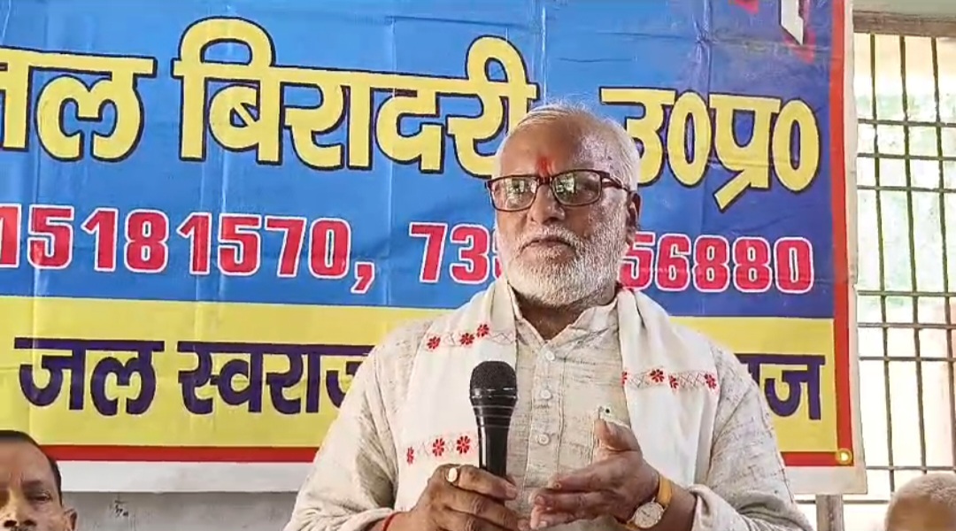 संबोधित करते हुए पर्यावरण विद् संबोधित करते हुए पर्यावरण विद्