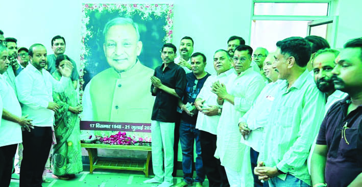 श्रद्धांजलि देते हुए श्रद्धांजलि देते हुए