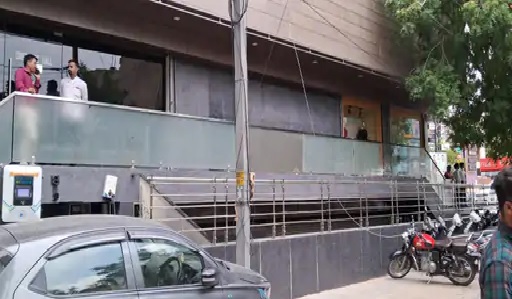 बिजली का तार टूट गया। बिजली का तार टूट गया।