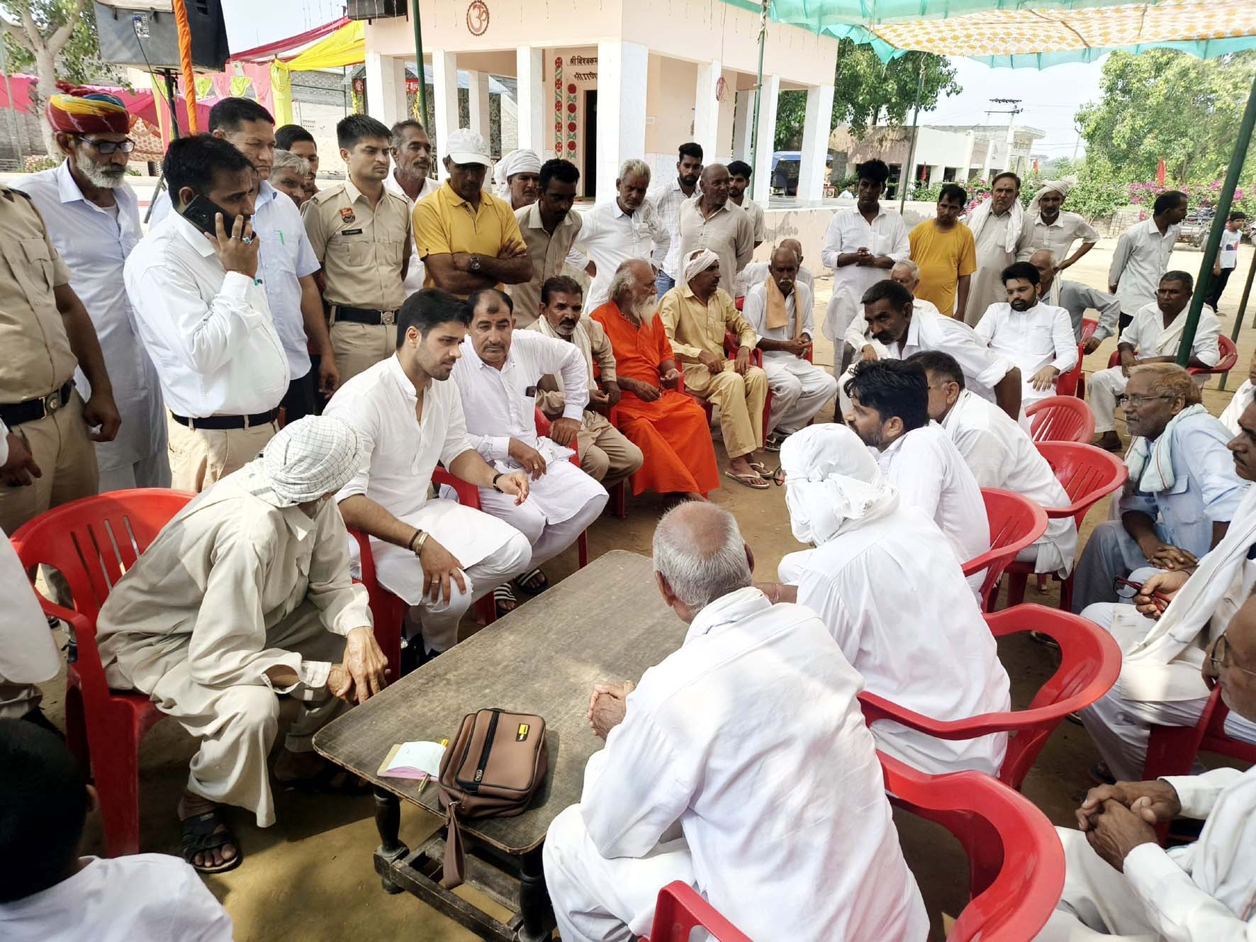 आदमपुर कार्यालय में हलकावासियों की समस्याएं सुनते विधायक भव्य बिश्नोई।