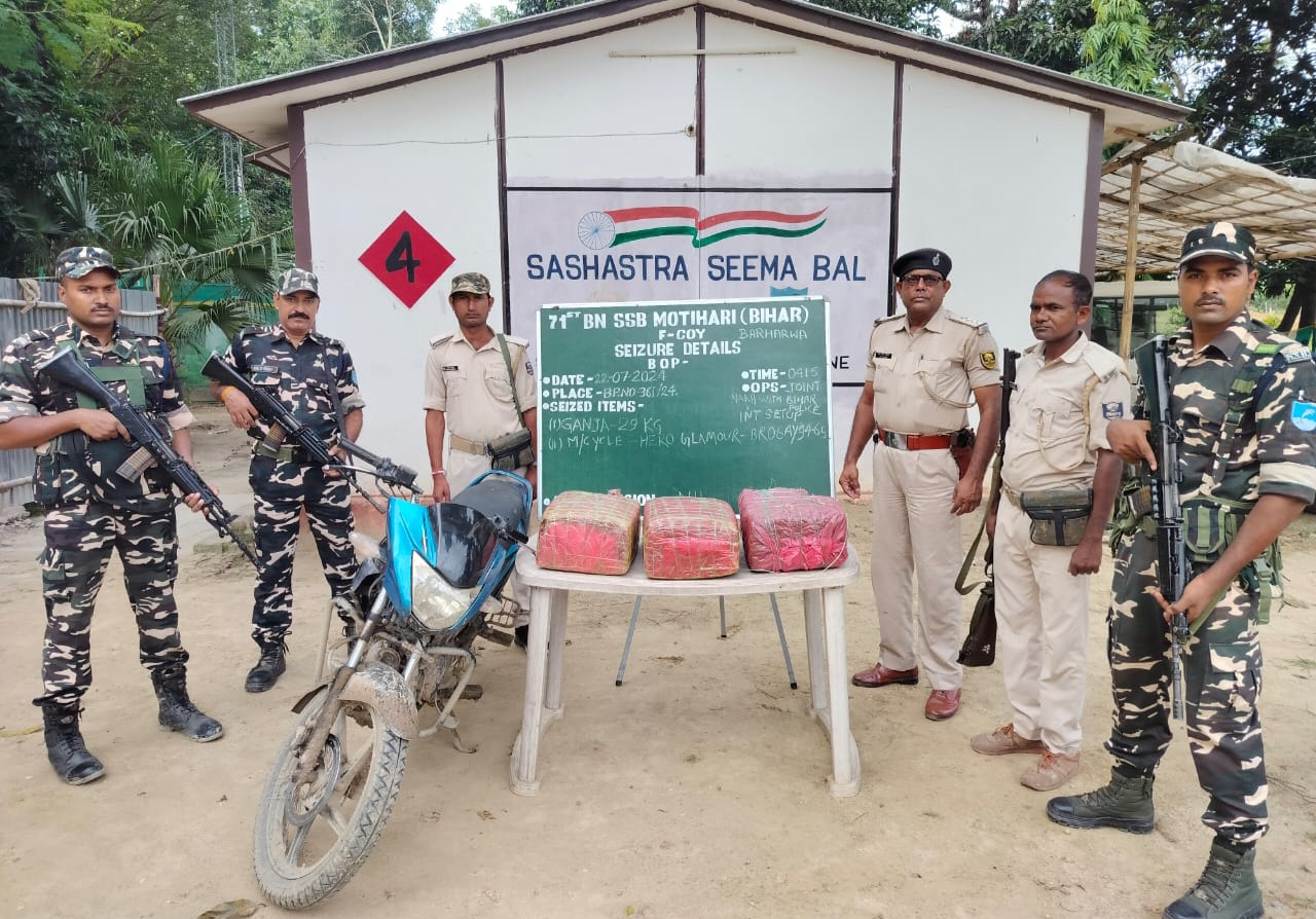जप्त गांजा व बाइक के साथ एसएसबी के जवान व पुलिस
