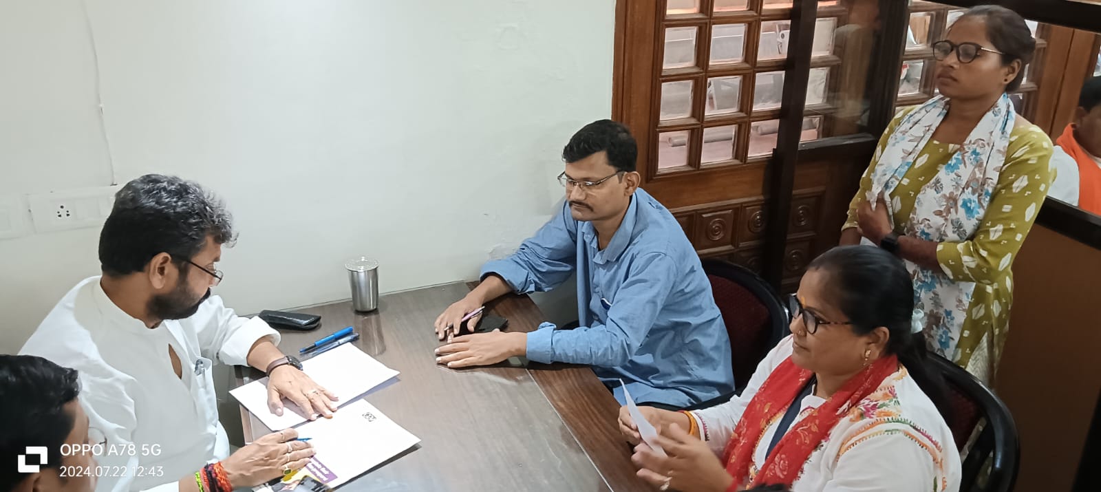 जनसुनवाई करते आयुष मंत्री जनसुनवाई करते आयुष मंत्री