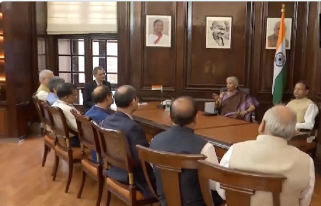 केंद्रीय बजट 2024-25 को अंतिम रुप देते वित्त मंत्री सीतारमण केंद्रीय बजट 2024-25 को अंतिम रुप देते वित्त मंत्री सीतारमण