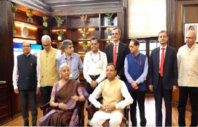 केंद्रीय बजट 2024-25 को अंतिम रुप देते वित्त मंत्री सीतारमण केंद्रीय बजट 2024-25 को अंतिम रुप देते वित्त मंत्री सीतारमण
