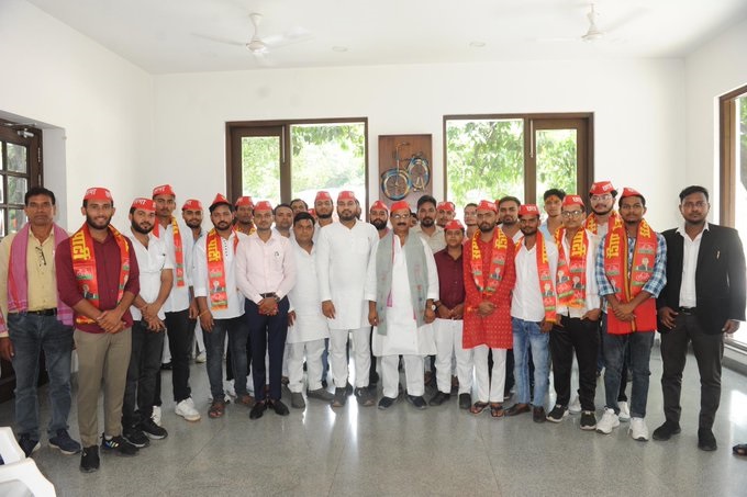 एनएसयूआई छात्र संगठन के कार्यकर्ताओं ने सपा की सदस्यता ग्रहण की एनएसयूआई छात्र संगठन के कार्यकर्ताओं ने सपा की सदस्यता ग्रहण की