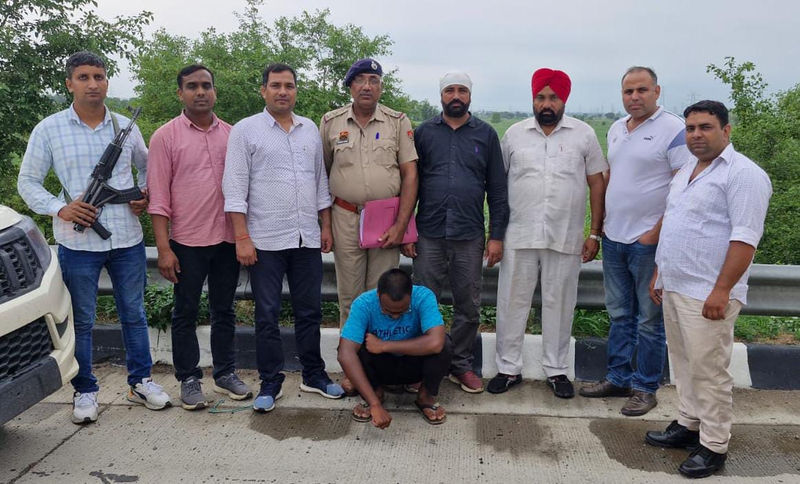 पुलिस गिरफ्त में मनोरंजन यादव।