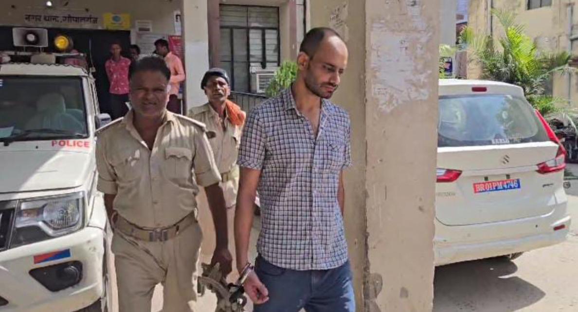 शराब की पार्टी करते अधिकारी रंगे हाथ गिरफ्तार शराब की पार्टी करते अधिकारी रंगे हाथ गिरफ्तार