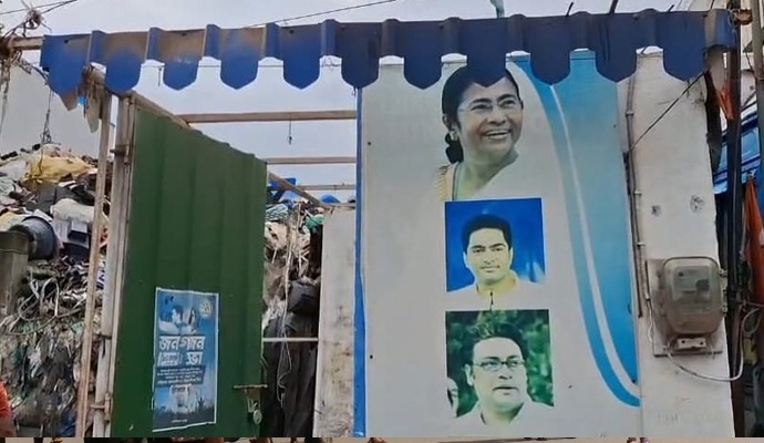 हुगली जिले का चंदननगर नगर नगर निगम फुटपाथ पर से अतिक्रमण हटाने के लिए सक्रिय हो चुका है। सोमवार को नगरनिगम के बुलडोजर ने अतिक्रमण कर बनाए गए एक तृणमूल कार्यालय सहित कई दुकानों को तोड़ दिया। नगर निगम सूत्रों के अनुसार कुछ दिन पहले व्यापारियों को अतिक्रमण हटाने का नोटिस दिया गया था। लेकिन जब एक निश्चित अवधि के बाद दुकानदारों में अतिक्रमण नहीं हटाया तो सोमवार को नगर निगम की ओर से वार्ड नंबर ग्यारह के उर्दीबाजार, लक्ष्मीगंज बाजार से चंदननगर स्टैंड रोड तक का अतिक्रमण हटा दिया गया। इस संबंध में वार्ड नंबर 11 के तृणमूल कांग्रेस पार्षद व बोरो नंबर 2 के चेयरमैन मोहम्मद समद अली ने कहा कि दीदी का निर्देश मिलने के बाद फुटपाथ को अतिक्रमण मुक्त कराने की पहल की गयी है। इलाके में तृणमूल कांग्रेस का पार्टी कार्यालय था। उसे भी तोड़ कर हटा दिया गया है। यहां कई दुकानें हैं, जिनके सामने का हिस्सा फुटपाथ तक फैला हुआ है। इसलिए उन्हें हटा दिया गया है। हुगली जिले का चंदननगर नगर नगर निगम फुटपाथ पर से अतिक्रमण हटाने के लिए सक्रिय हो चुका है। सोमवार को नगरनिगम के बुलडोजर ने अतिक्रमण कर बनाए गए एक तृणमूल कार्यालय सहित कई दुकानों को तोड़ दिया। नगर निगम सूत्रों के अनुसार कुछ दिन पहले व्यापारियों को अतिक्रमण हटाने का नोटिस दिया गया था। लेकिन जब एक निश्चित अवधि के बाद दुकानदारों में अतिक्रमण नहीं हटाया तो सोमवार को नगर निगम की ओर से वार्ड नंबर ग्यारह के उर्दीबाजार, लक्ष्मीगंज बाजार से चंदननगर स्टैंड रोड तक का अतिक्रमण हटा दिया गया। इस संबंध में वार्ड नंबर 11 के तृणमूल कांग्रेस पार्षद व बोरो नंबर 2 के चेयरमैन मोहम्मद समद अली ने कहा कि दीदी का निर्देश मिलने के बाद फुटपाथ को अतिक्रमण मुक्त कराने की पहल की गयी है। इलाके में तृणमूल कांग्रेस का पार्टी कार्यालय था। उसे भी तोड़ कर हटा दिया गया है। यहां कई दुकानें हैं, जिनके सामने का हिस्सा फुटपाथ तक फैला हुआ है। इसलिए उन्हें हटा दिया गया है।