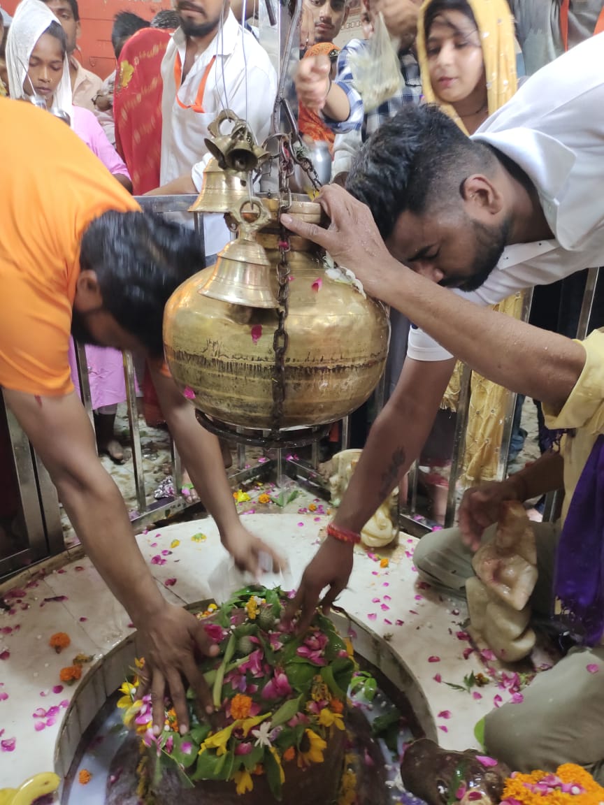 मंदिर में पूजा करते भक्त