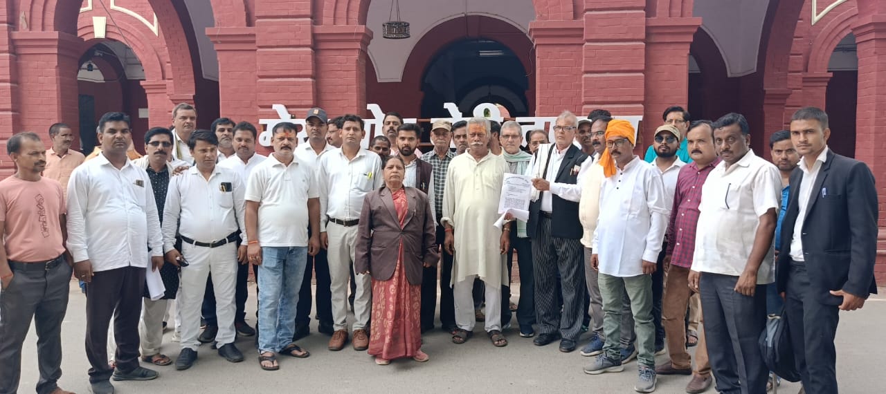 विद्यालय की संपत्ति पर कब्जा करने का प्रयास कर रहे भू-माफिया, राजस्व कर्मियों की भी मिलीभगत विद्यालय की संपत्ति पर कब्जा करने का प्रयास कर रहे भू-माफिया, राजस्व कर्मियों की भी मिलीभगत