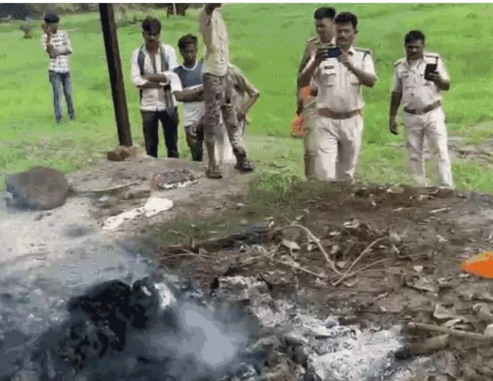 विवाहिता का शव, परिजनों ने लगाए हत्या के आरोप विवाहिता का शव, परिजनों ने लगाए हत्या के आरोप